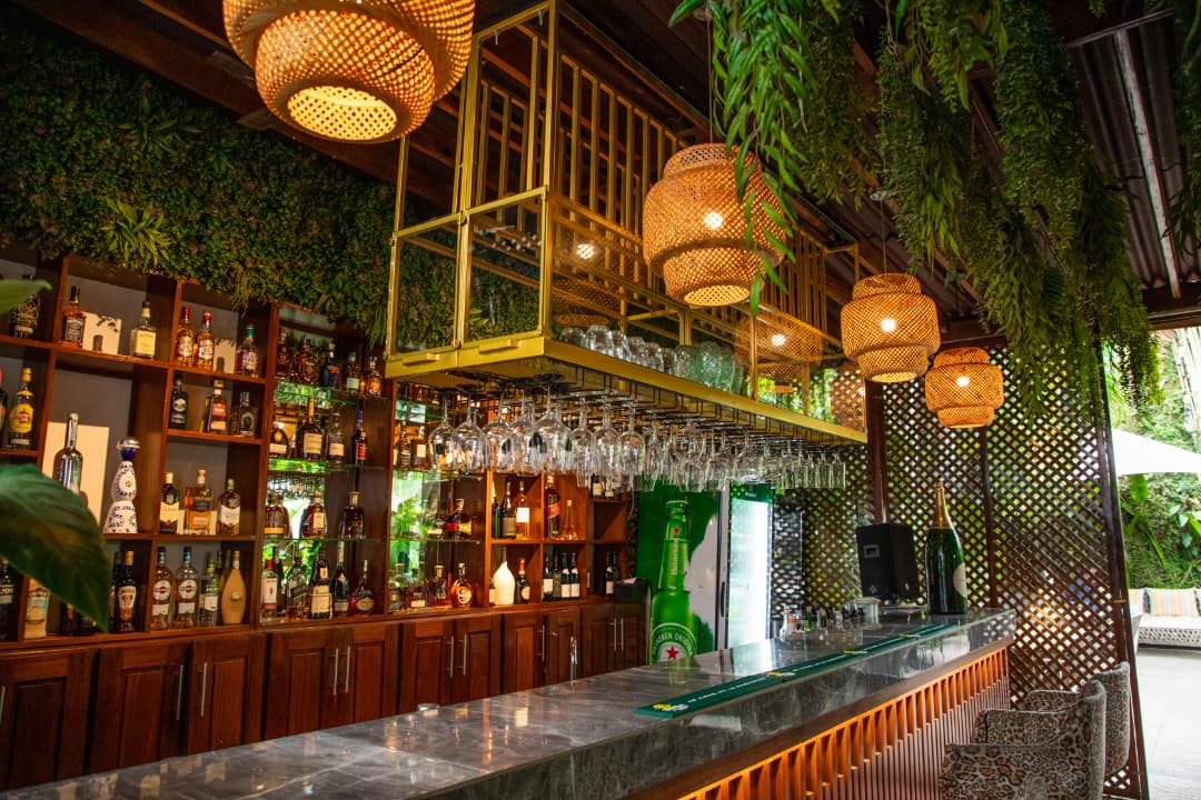 Le bar sous les suspensions en rotin