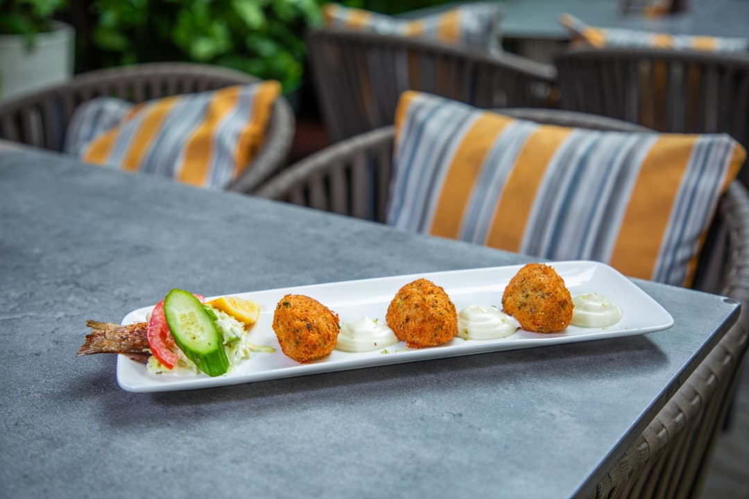 Croquettes dorées servies en terrasse