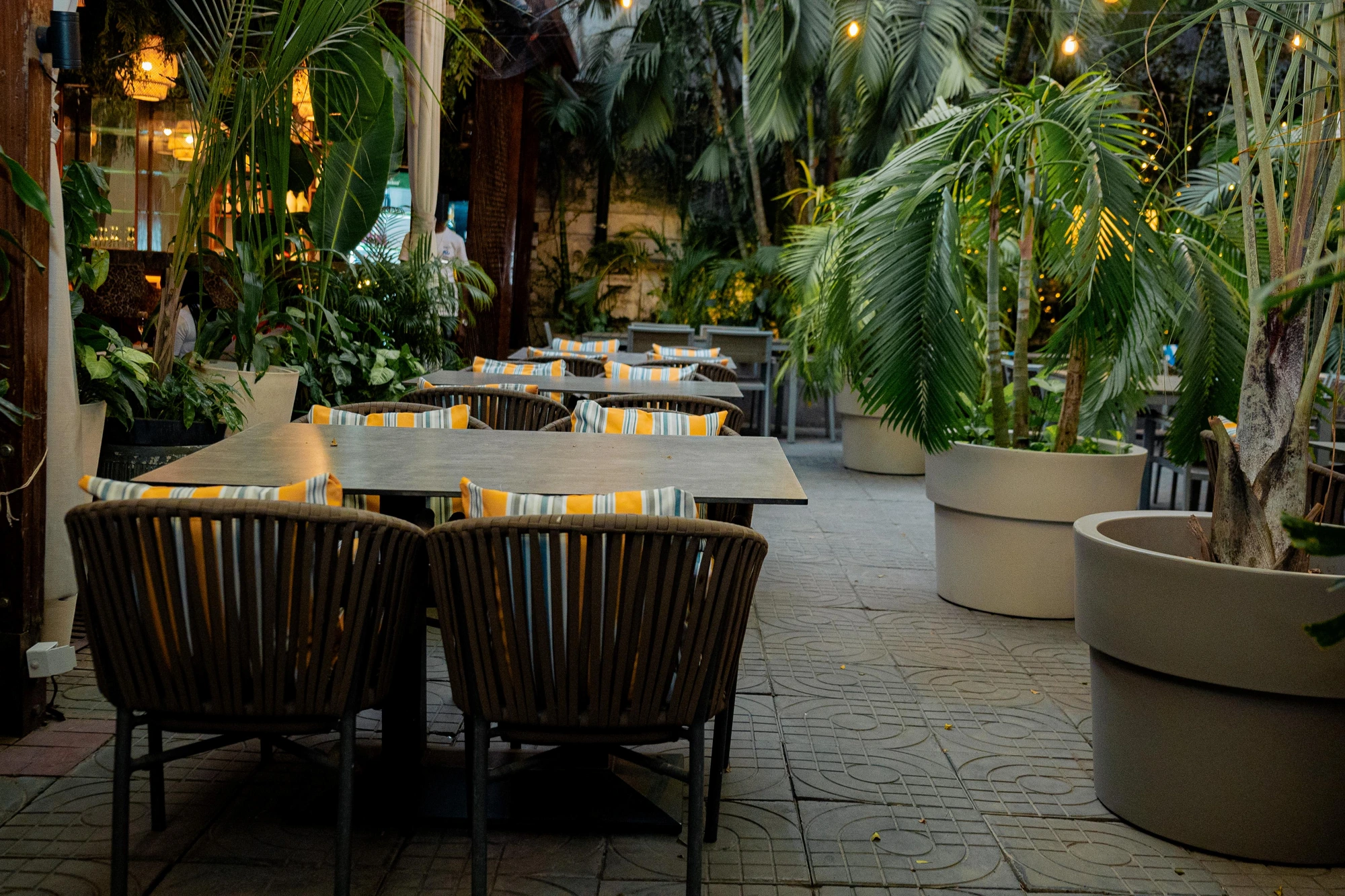 La terrasse illuminée à la tombée du soir