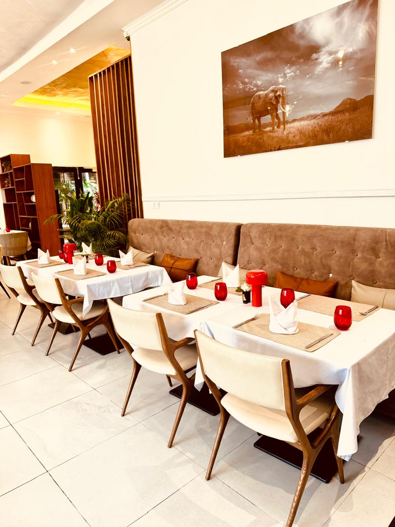 Banquette capitonnée sous le regard de l'éléphant