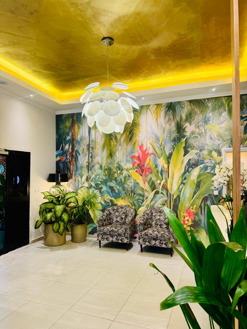 Le salon jungle et son lustre design