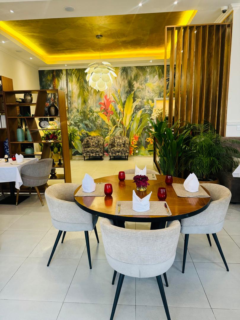La table ronde et ses fauteuils crème