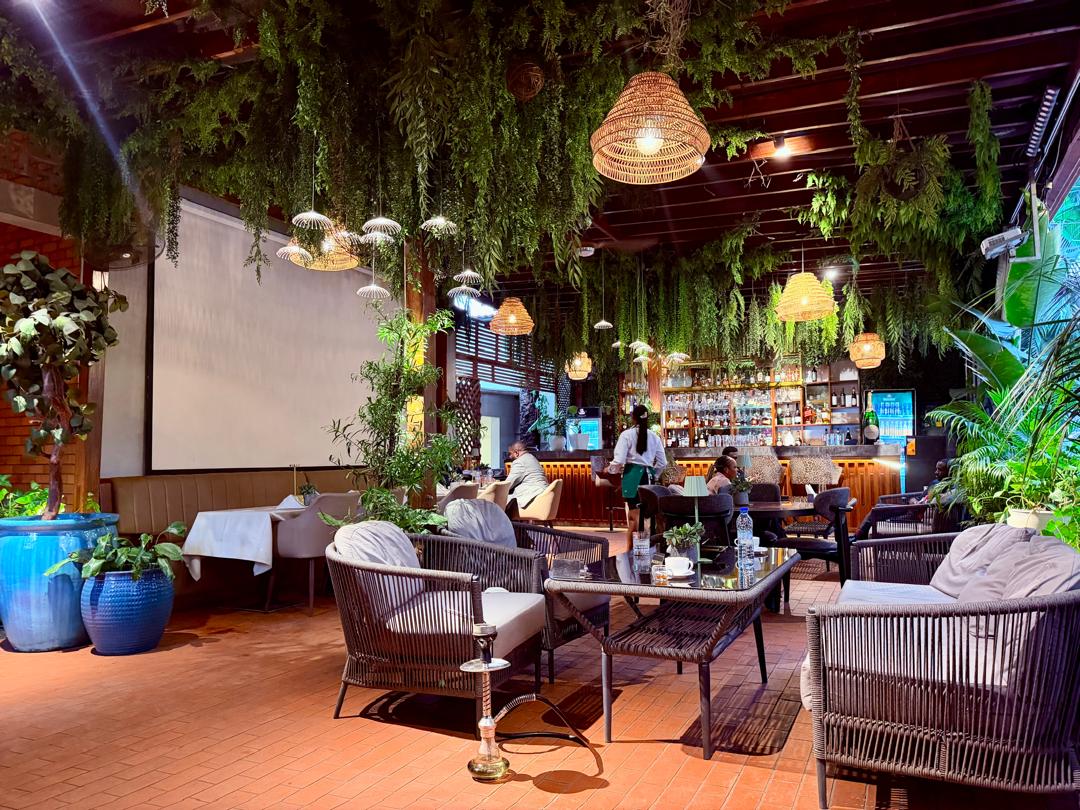 Le lounge, son écran géant et ses suspensions en rotin
