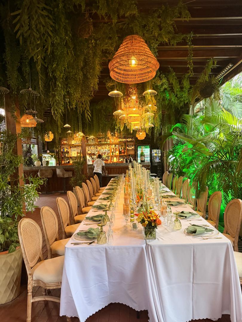 La longue table de banquet sous la végétation