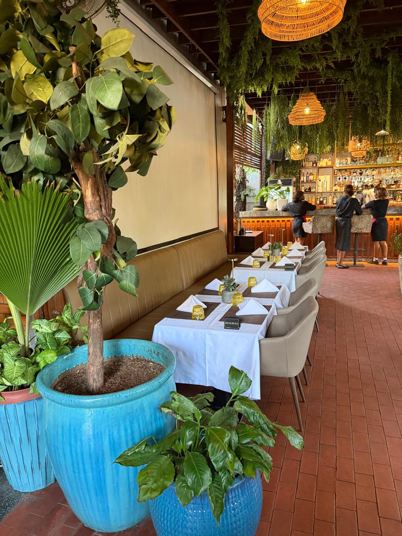 La rangée de tables réservées face au bar