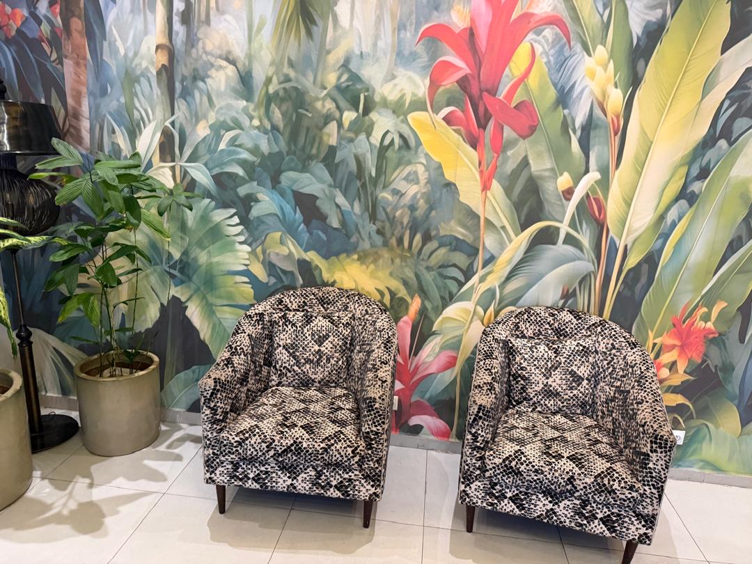 Les fauteuils léopard devant la fresque jungle